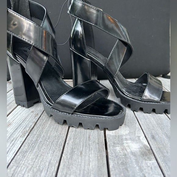 FOREVER 21 BLACK SANDAL 🖤 - Picture 2 of 4